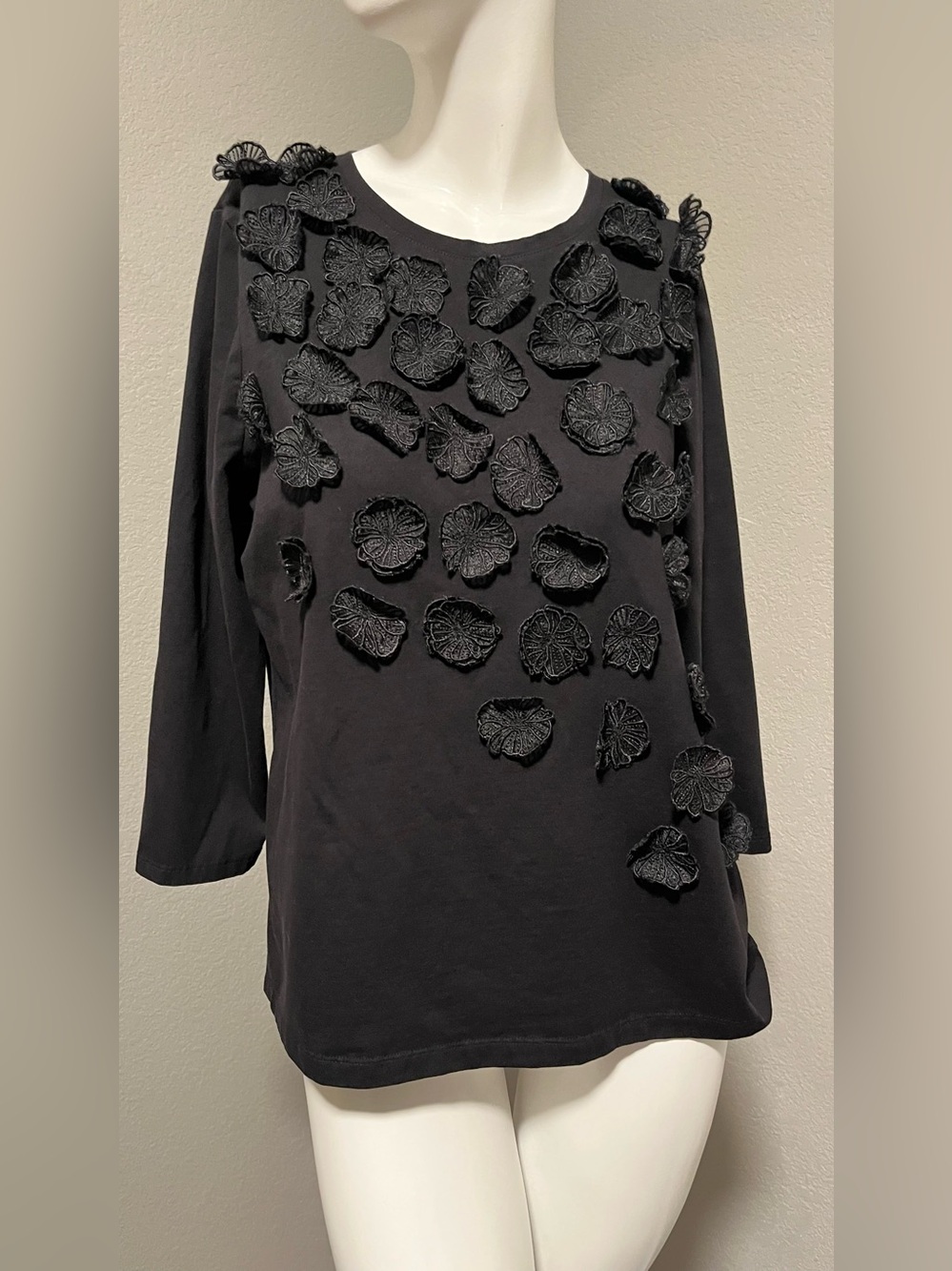 Chico's Women’s Black 3D Floral Appliqués 3/4 Length Sleeve Blouse Size 1 US M